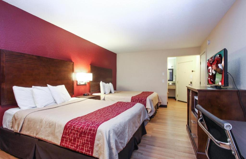Evergreen Inn & Suites Portland (Adults Only) מראה חיצוני תמונה