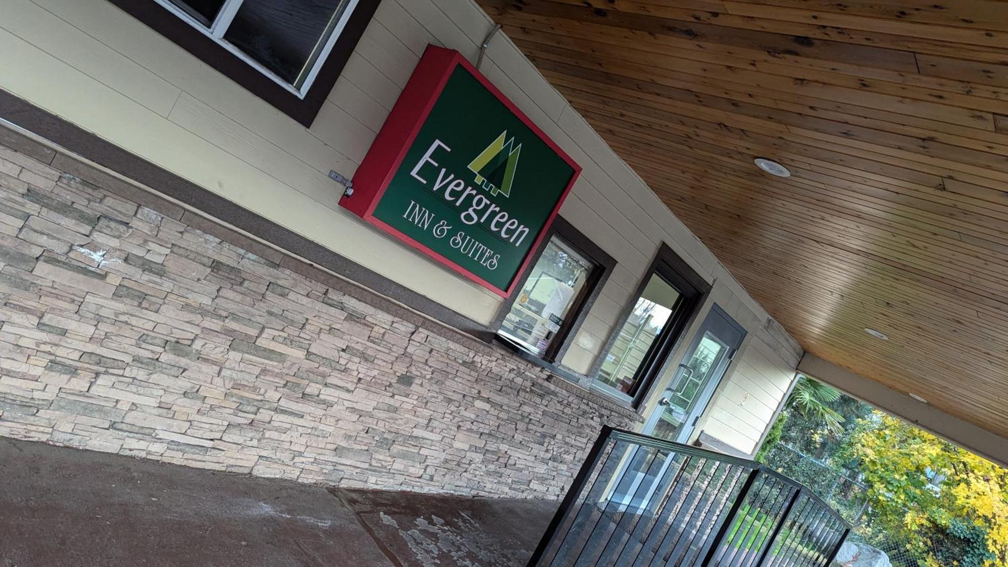 Evergreen Inn & Suites Portland (Adults Only) מראה חיצוני תמונה