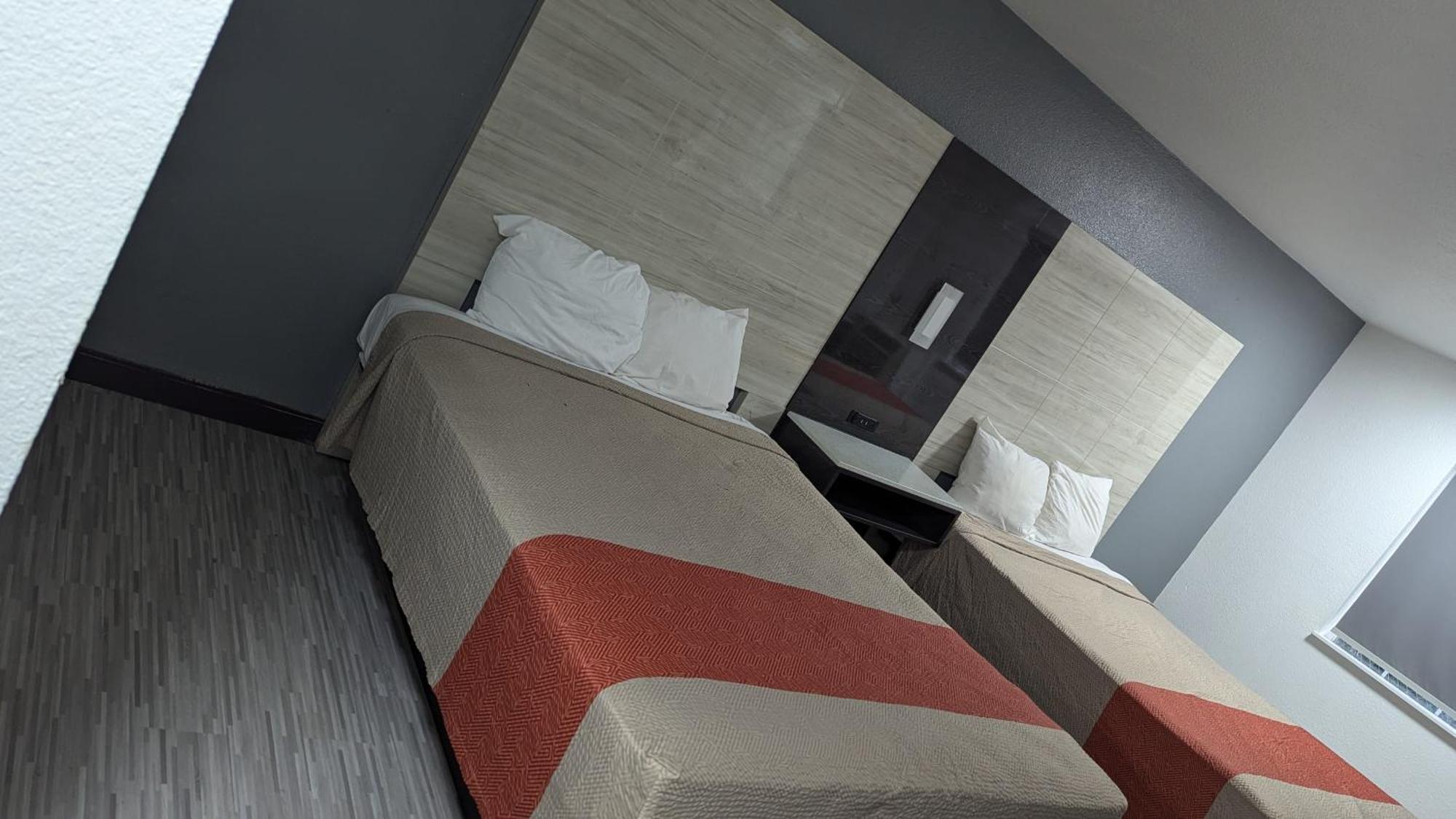 Evergreen Inn & Suites Portland (Adults Only) מראה חיצוני תמונה