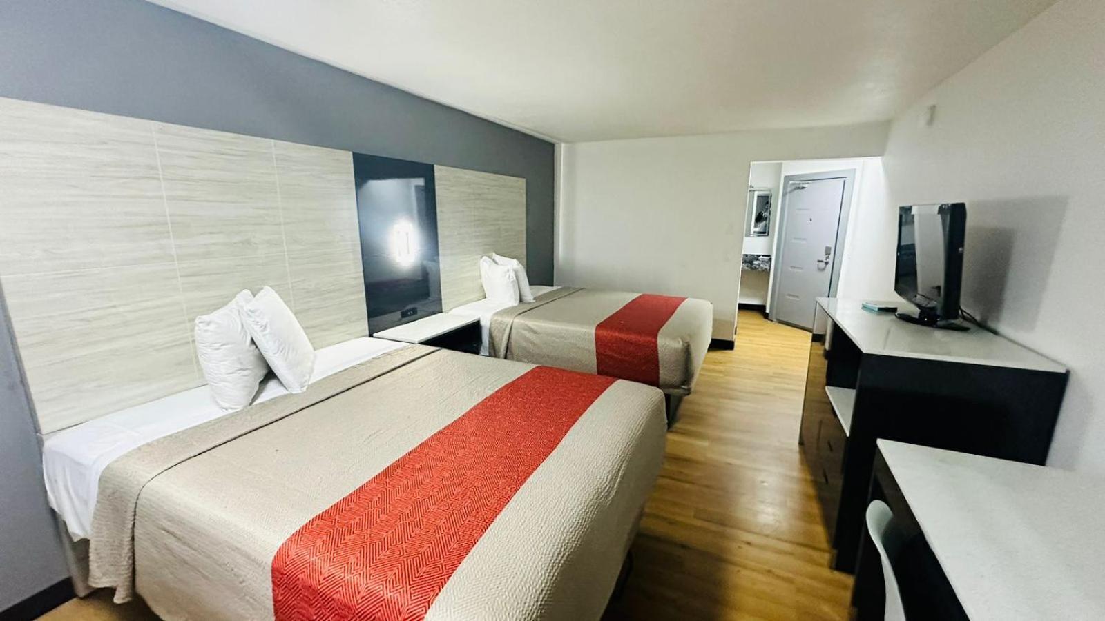 Evergreen Inn & Suites Portland (Adults Only) מראה חיצוני תמונה