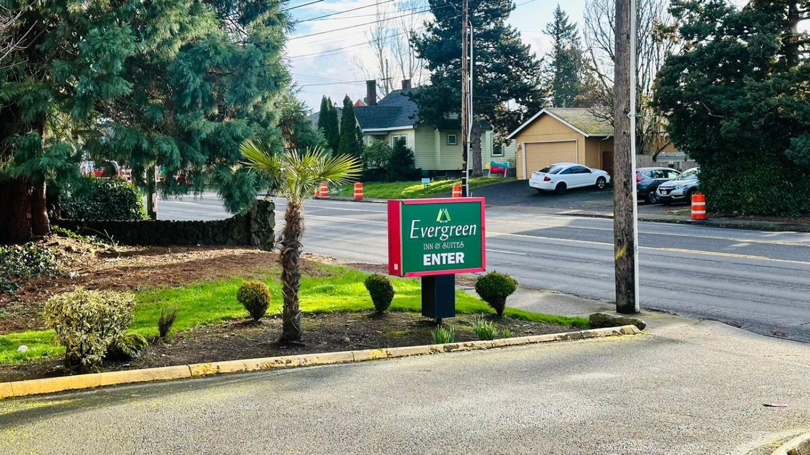 Evergreen Inn & Suites Portland (Adults Only) מראה חיצוני תמונה