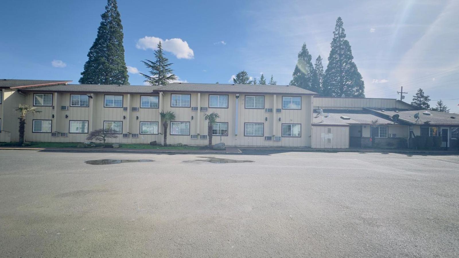 Evergreen Inn & Suites Portland (Adults Only) מראה חיצוני תמונה