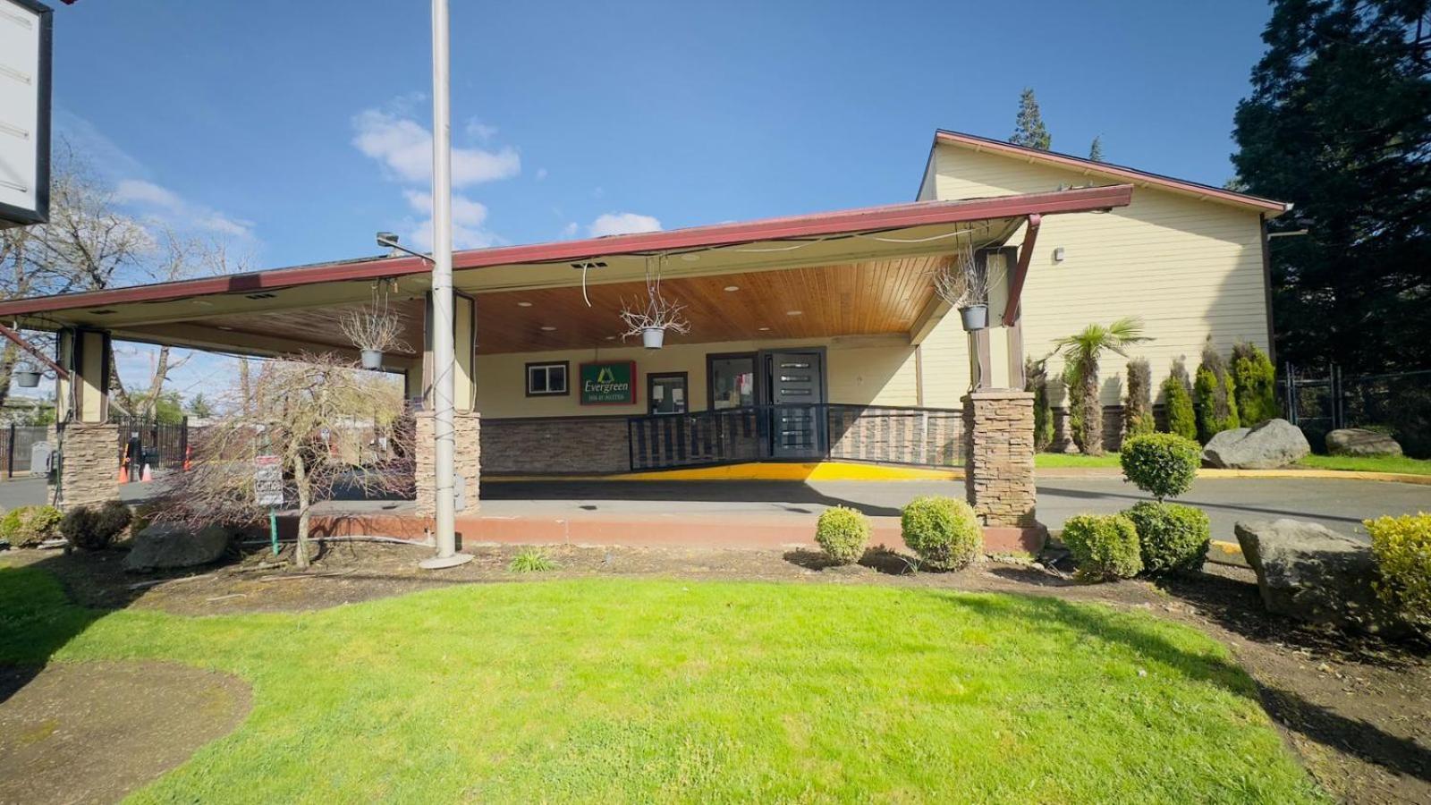 Evergreen Inn & Suites Portland (Adults Only) מראה חיצוני תמונה