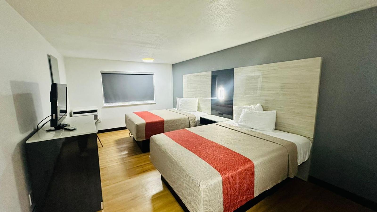 Evergreen Inn & Suites Portland (Adults Only) מראה חיצוני תמונה
