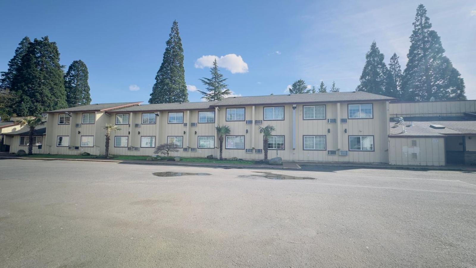 Evergreen Inn & Suites Portland (Adults Only) מראה חיצוני תמונה
