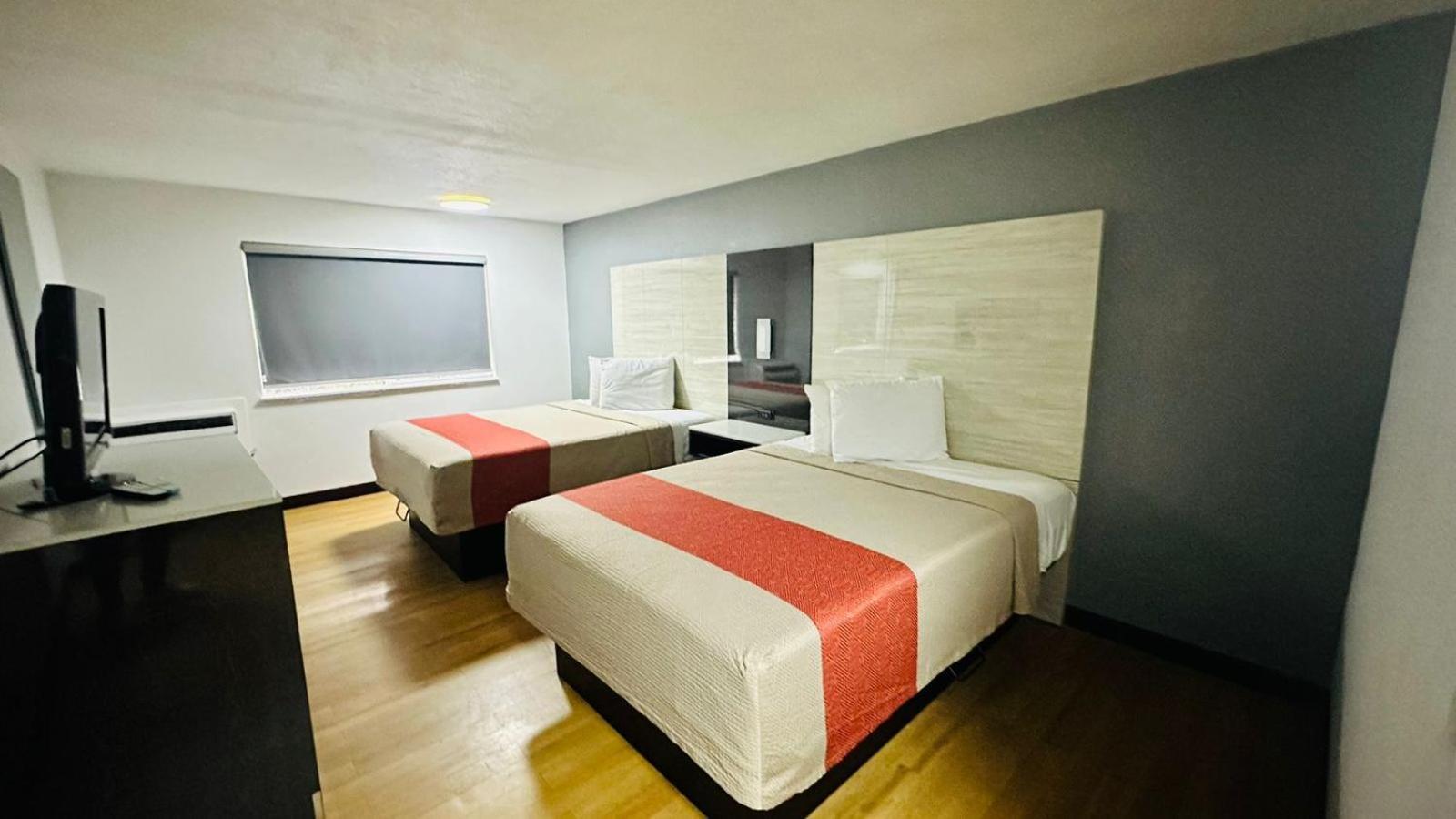 Evergreen Inn & Suites Portland (Adults Only) מראה חיצוני תמונה
