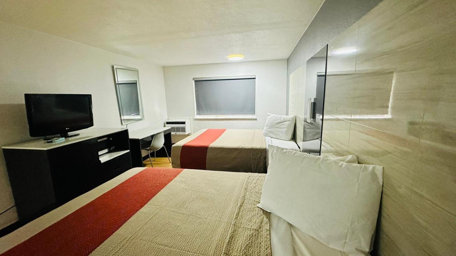 Evergreen Inn & Suites Portland (Adults Only) מראה חיצוני תמונה